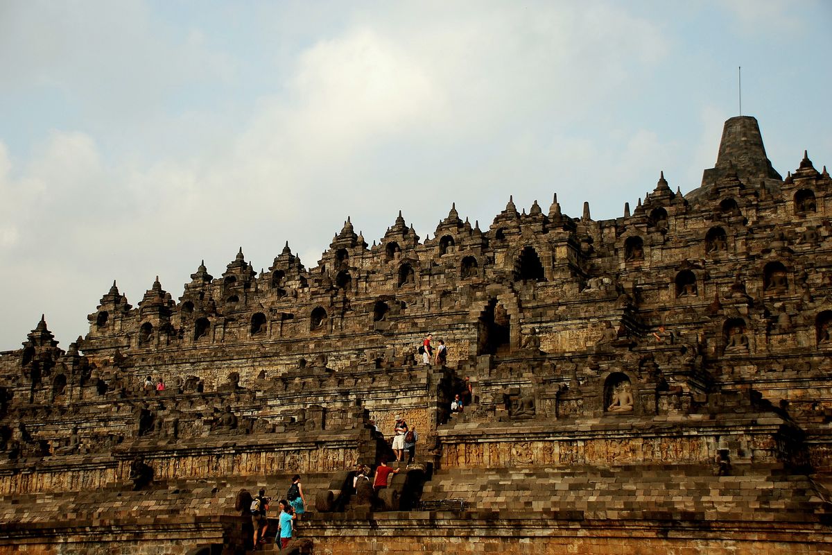 eskalator candi borobudur, chairlift di candi borobudur, apa itu chairlift, beda chairlift dan eskalator, chairlift adalah, kenapa candi borobudur dipasang chairlift, fungsi chairlift, chairlift candi borobudur, Ramai Pemasangan Chairlift di Candi Borobudur, Apa Bedanya dengan Eskalator?