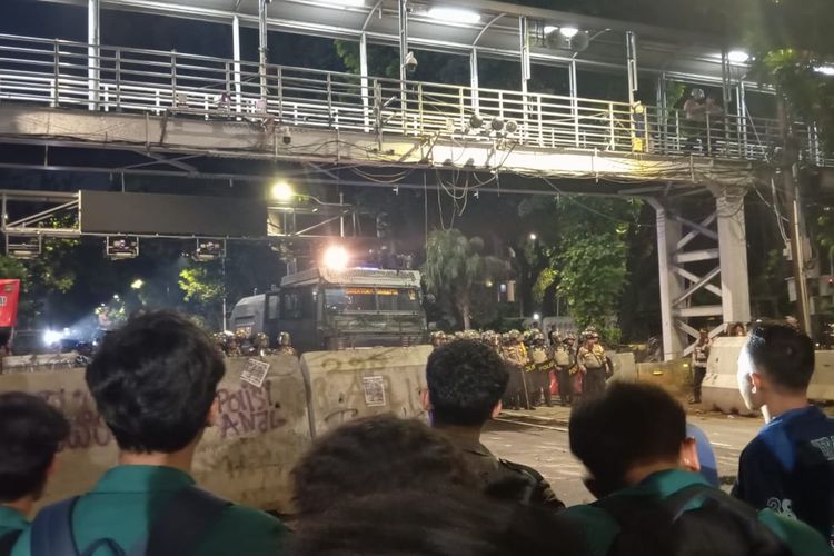 demonstrasi, parkir, mobil, Parkir Aman, Cara Aman Memarkir Kendaraan Saat Terjebak Demo di Jalan, 1. Cari Lokasi Parkir Resmi Terdekat, 2. Jangan Parkir di Depan Gerbang atau Jalur Akses Darurat, 3. Perhatikan Arah Akses Keluar, 4. Lepaskan Barang Berharga dari Dalam Mobil, 5. Aktifkan Fitur Alarm dan Kunci Ganda