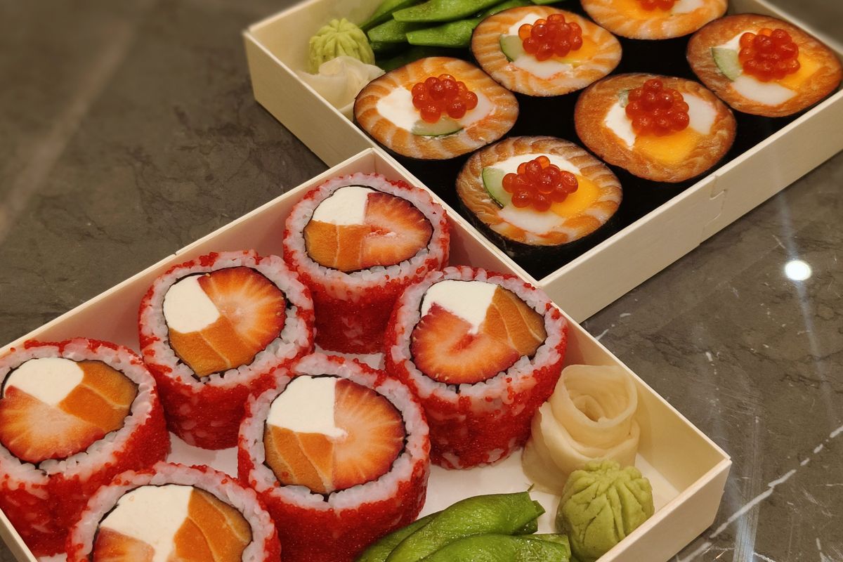 Sushi Hiro, sushi isi buah, sushiro hang tuah, sushi hiro menu baru, Jumbo Sushi Fruity Surprise, Mencicipi Sushi Isi Stroberi dan Mangga Berbalut Salmon, Seperti Apa Rasanya?