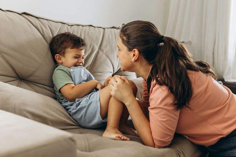 empati, tips parenting, tips parenting anak, mengajarkan empati pada anak, cara mengajarkan empati pada anak, empati pada anak usia dini, empati pada anak, mendidik anak agar tidak egois, Cara Bekali Anak dengan Empati agar Tahan Pengaruh Lingkungan, Fondasi empati dimulai dari keluarga, Bekali anak dengan nilai-nilai keluarga, Ajak anak berdiskusi, Perkuat dengan pujian