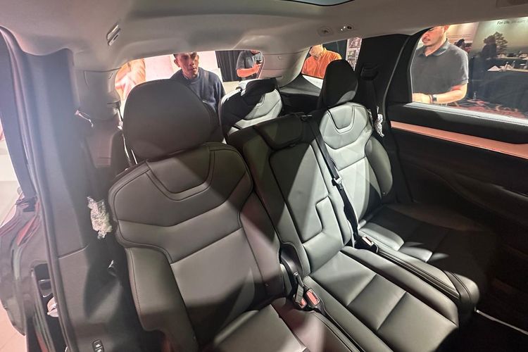 Volvo EX90, Kia EV9, Komparasi SUV Listrik Premium: Volvo EX90 vs Kia EV9, Eksterior: Elegan Minimalis vs Futuristik Radikal, Interior: Kemewahan Berkelanjutan vs Kenyamanan Lounge, Fitur dan Keselamatan: ADAS Pencegah Insiden vs Kepraktisan V2L, Baterai, Pengisian Daya, dan Jarak Tempuh, Performa: Tenaga Besar vs Fleksibilitas Berkendara, Kesimpulan
