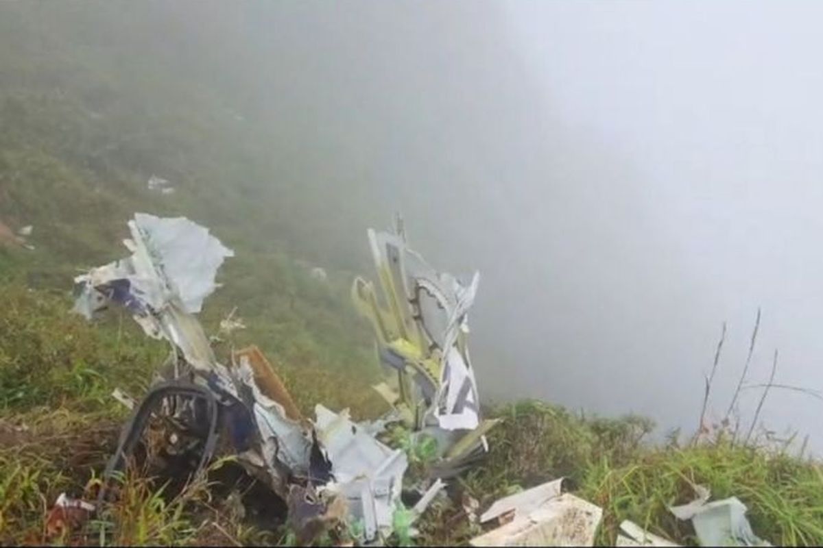 tim SAR gabungan, Medan Terjal Jadi Tantangan Evakuasi, Ini Kondisi Lokasi Temuan Pesawat ATR di Bulusaraung, Mengapa jalur pendakian dipilih sebagai akses evakuasi?, Bagaimana kesiapan kepolisian dalam proses identifikasi korban?, Kapan dan bagaimana serpihan pesawat ditemukan?, Apa kendala utama dalam proses evakuasi?