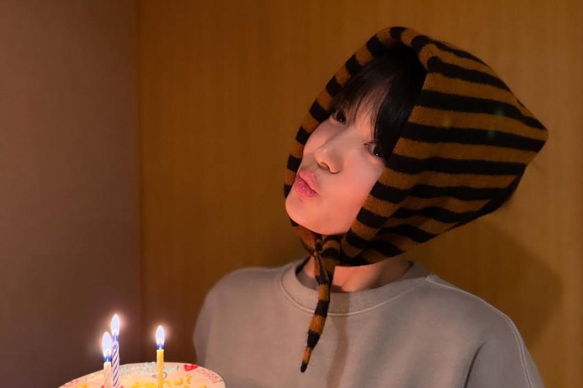 Song Hye Kyo, song hye kyo ulang tahun, ulang tahun song hye kyo, usia song hye kyo, outfit song hye kyo, Outfit Song Hye-kyo Saat Ultah ke-44, Youthful dengan Headscarf, Sweater abu-abu yang clean dan kasual, Headscarf, Riasan natural, Suasana ulang tahun yang hangat, Gaya minimalis