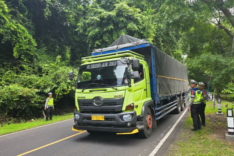 logistik, pelanggaran, pembatasan, kepadatan, Kemenhub, truk sumbu tiga, Langgar Aturan Mudik, Truk Sumbu Tiga Picu Antrean Kendaraan