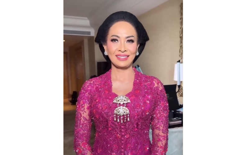 Alyssa Daguise, Al Ghazali, ibu Alyssa Daguise, ngunduh mantu Al Ghazali, pernikahan al ghazali, Ngunduh Mantu Al Ghazali, venue ngunduh mantu al ghazali, konsep ngunduh mantu al ghazali, ibu alyssa daguise, gaya ibu alyssa saat ngunduh mantu al alghazali, gaya ibu alyssa daguise, ibu dari alyssa daguise, Hadir di Ngunduh Mantu Al Ghazali, Ibu Alyssa Daguise Tampil Anggun dengan Kebaya
