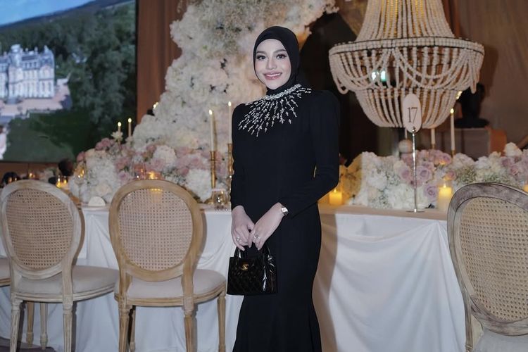 Al Ghazali, Alyssa Daguise, Aurel Hermansyah, Atta Halilintar, resepsi Al Ghazali, al ghazali menikah, Pernikahan Al Ghazali Alyssa Daguise, pernikahan al ghazali dan alyssa daguise, Resepsi Pernikahan Al Ghazali, resepsi al ghazali, resepsi al ghazali dan alyssa daguise, Gaya Aurel Hermansyah dan Atta Halilintar di Resepsi Pernikahan Al Ghazali dan Alyssa Daguise, Serba Hitam