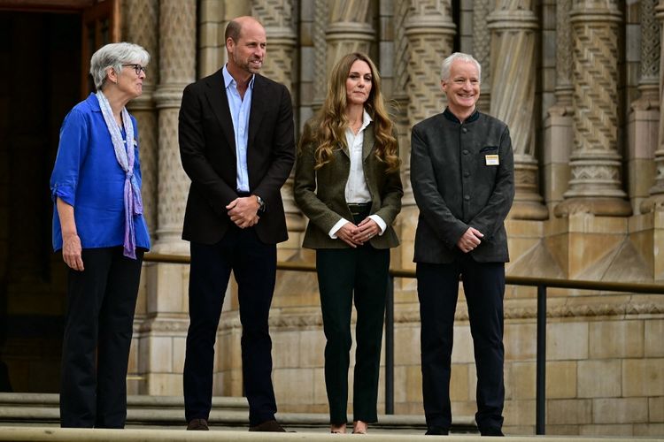 pangeran WILLIAM, kate middleton, pangeran wales, Putri Wales, Outfit Kate Middleton, baju kate middleton, busana kate middleton, rambut kate middleton, ootd kantor, outfit ngantor, Outfit Kate Middleton Saat Pamer Rambut Pirang, Bisa Jadi Ide OOTD Kantor