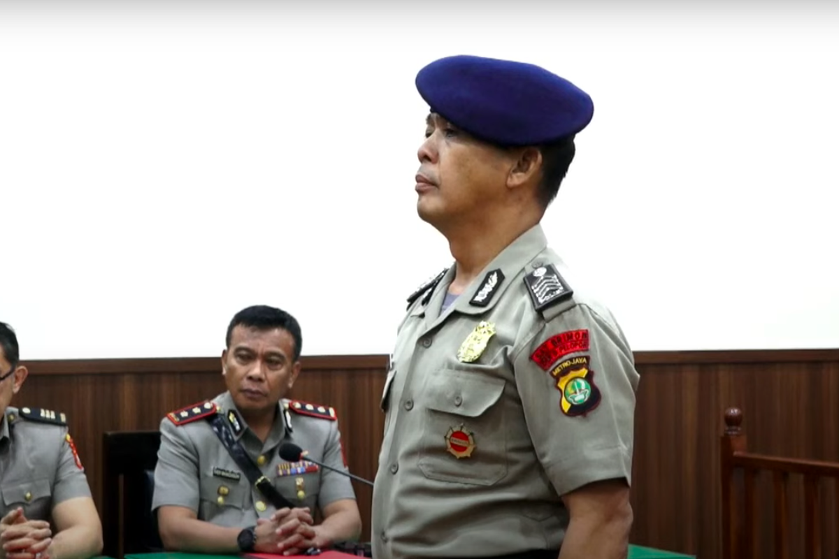 rantis brimob lindas ojol, Bripka Rohmat, rantis brimob lindas affan kurniawan, sopir rantis brimob, pengemudi rantis brimob, Tangis Bripka Rohmat Pelindas Ojol: Divonis Demosi, Tegaskan Hanya Jalankan Perintah Pimpinan, Apa isi curahan hati Bripka Rohmat?, Bagaimana Rohmat membela diri?, Apa sanksi yang dijatuhkan KKEP?, Bagaimana latar belakang kasus ini?