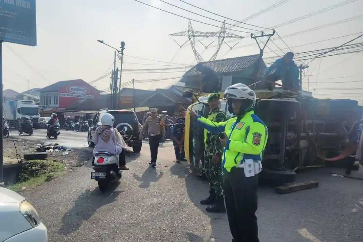 Sumedang, Kecelakaan Truk, Suami-Istri Tewas Tertimpa Truk Boks Terguling di Sumedang