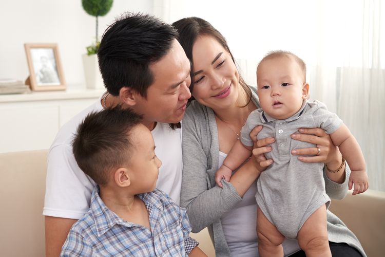 empati, tips parenting, tips parenting anak, mengajarkan empati pada anak, cara mengajarkan empati pada anak, empati pada anak usia dini, empati pada anak, mendidik anak agar tidak egois, Cara Bekali Anak dengan Empati agar Tahan Pengaruh Lingkungan, Fondasi empati dimulai dari keluarga, Bekali anak dengan nilai-nilai keluarga, Ajak anak berdiskusi, Perkuat dengan pujian