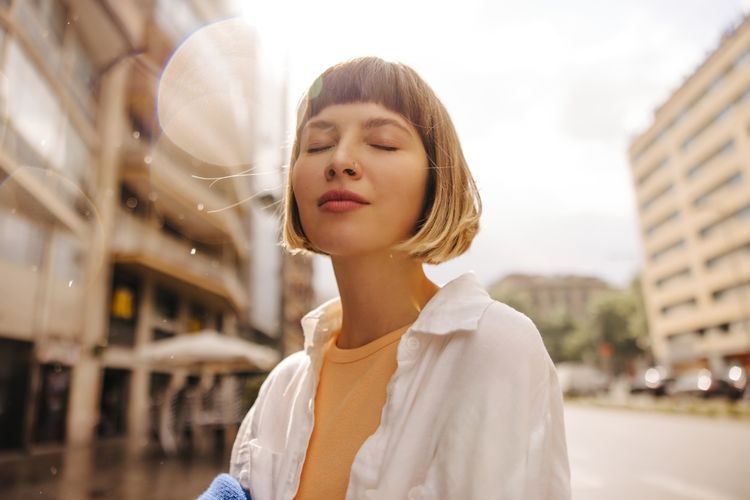 gaya rambut, Japanese bob, potongan bob, Japanese Bob Jadi Gaya Rambut Paling Dicari untuk Tampilan Minimalis Tahun Ini, Mengenal karakteristik potongan Japanese bob, Sentuhan poni untuk tampilan lebih berkarakter, Kesesuaian potongan dengan bentuk wajah, Tips perawatan agar rambut tetap presisi