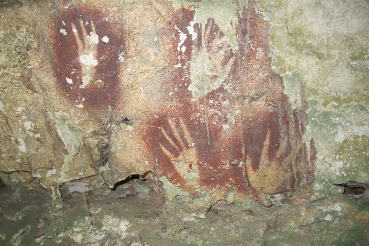Lukisan cap tangan tertua di dunia, Menyusuri Gua di Sulawesi yang Menyimpan Lukisan Cap Tangan Tertua Dunia