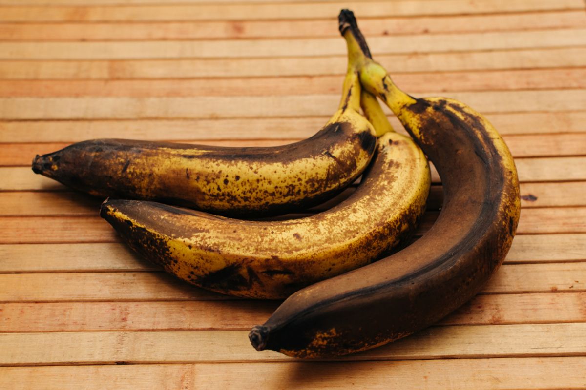 pisang, resep, Bolu pisang, Tips Mengolah Pisang Hampir Busuk Jadi Bolu dan Camilan yang Lezat, 1. Bolu pisang kukus sederhana, 2. Bolu pisang panggang klasik, 3. Bolu pisang cokelat kukus, 4. Panekuk pisang, 5. Es krim pisang, 6. Barongko khas Bugis