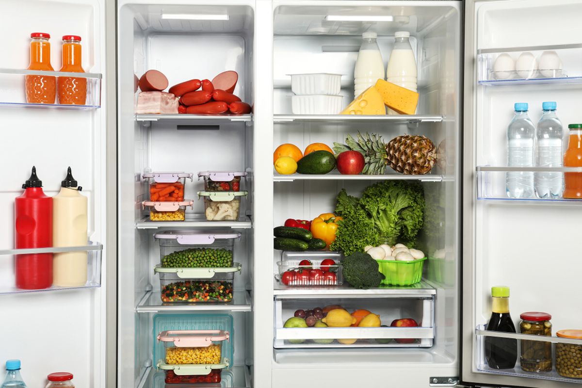 Cara Menyimpan Bahan Makanan di Rumah Supaya Awet Saat Ditinggal Mudik, 1. Cek tanggal kadaluwarsa, 2. Kosongkan kulkas dari bahan makanan segar, 3. Manfaatkan freezer untuk protein hewani, 4. Simpan bumbu dapur di wadah kering, 5. Gunakan wadah kedap udara untuk bahan kering, 6. Bersihkan kulkas sebelum berangkat
