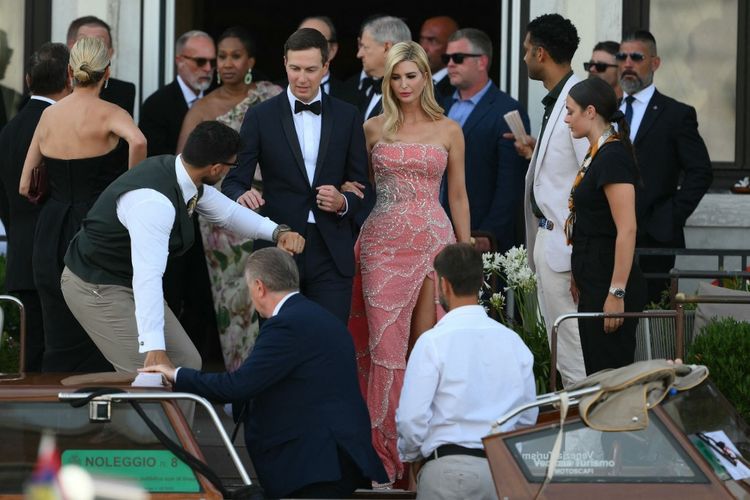 Jeff Bezos, Lauren Sanchez, pernikahan Jeff Bezos, Pernikahan Jeff Bezos, Leonardo Dicaprio, Oprah Winfrey, Kim Kardashian, Khloe Kardashian, Kris Jenner, khloe kardashian, Leonardo DiCaprio, Ivanka Trump, Orlando Bloom, Kylie Jenner, Usher, pernikahan jeff bezos, jeff bezos menikah, kendal jenner, pernikahan jeff bezos lauren sanchez, selebritis di pernikahan Jeff Bezos dan Lauren Sanchez, Gaya 10 Artis di Pernikahan Jeff Bezos dan Lauren Sanchez, Ada Kim Kardashian, 1. Leonardo Dicaprio, 2. Oprah Winfrey, 3. Kim Kardashian, 4. Khloé Kardashian, 5. Kris Jenner, 6. Ivanka Trump, 7. Kendall Jenner, 8. Kylie Jenner, 9. Usher , 10. Orlando Bloom
