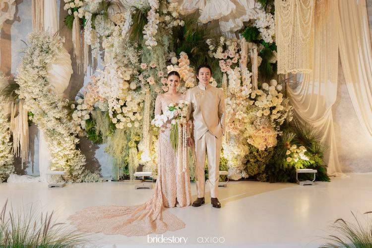 Amanda Rawles, Hian Tjen, amanda rawles menikah, hian tjen dress, Amanda Rawles Menikah, Tampil Anggun dalam Balutan Gaun Karya Hian Tjen, Gaun elegan untuk upacara pernikahan, Makeup soft dan segar, Aksesori penuh makna, Tampil menawan dengan kebaya