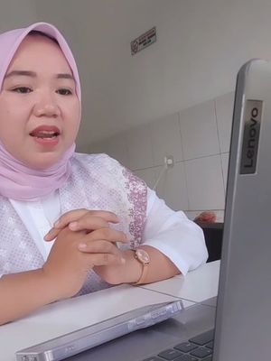 Cara ASN Perempuan Memisahkan Urusan Rumah dan Kantor saat WFH, Ini Cerita Mereka, Menyelesaikan urusan rumah lebih dulu, Mengandalkan dukungan di rumah, Fleksibilitas yang tidak selalu mudah, Distraksi yang sulit dihindari, Antara efisiensi dan peluang konsumtif