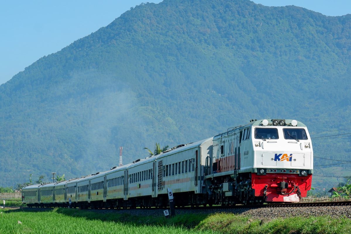 Stasiun Semarang Poncol, stasiun semarang tawang, kereta api semarang jakarta, kereta api semarang jakarta apa saja, kereta api semarang jakarta direct, Jadwal Kereta Api Semarang-Jakarta dari Stasiun Tawang dan Poncol
