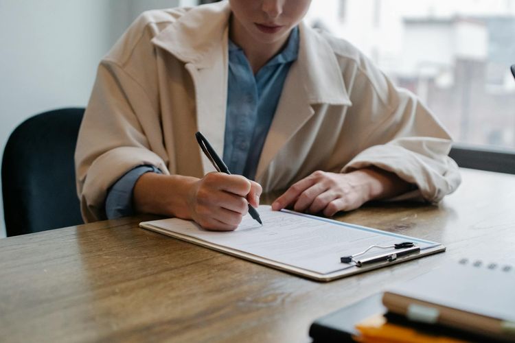 cara mengelola stres, stres, tips mengelola stres, mencegah stress, reset pikiran, cara mudah reset pikiran, Tips Mengelola Stres Sehari-hari, 5 Reset Sederhana yang Bisa Dicoba, 1. Fokus pada hal yang paling penting, 2. Temukan keheningan di tengah kebisingan, 3. Sinkronkan pikiran dan tubuh, 4. Beri ruang untuk beristirahat, 5. Hadirkan versi terbaik dari diri