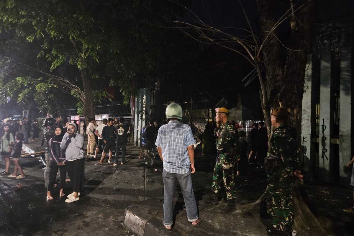 Makassar, kantor DPRD, demo makassar hari ini, demo makassar memanas, demo makassaar ricuh, demo makassar ricuh, Demo di Makassar, Gedung DPRD Sulsel Terbakar, Dokumen Pemerintahan Ikut Ludes, Gedung Paripurna dan Tower DPRD Sulsel Rusak Berat, Pemadaman Dramatis Selama 9 Jam, Dampak Kebakaran, Pengamanan Ketat