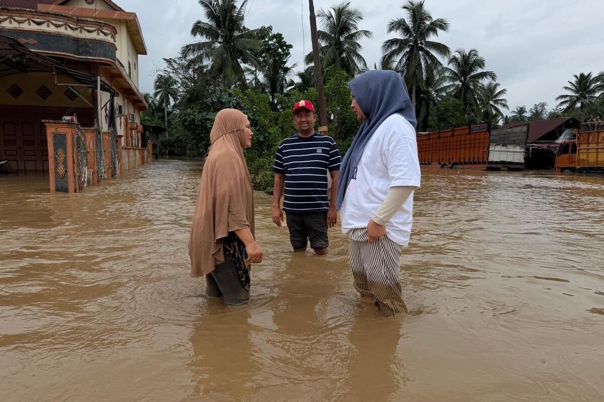 banjir aceh, Marlina Muzakir, istri gubernur aceh muzakir manaf, Istri Gubernur Aceh Terjebak Banjir saat Distribusi Bantuan, Dua Hari Bertahan di SPBU