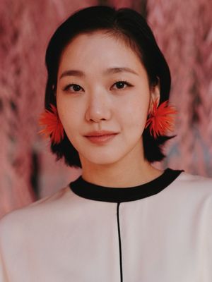 Kim Go eun, peragaan busana, Chanel, Gaya Kim Go eun di Front Row Chanel Paris, Elegan dengan Nuansa Krem, Berbalut busana warna netral, Aksesori minimal dengan aksen berani, Riasan natural untuk wajah dan rambut, Momen front row bersama Tilda Swinton