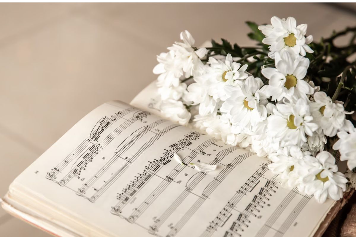 playlist wedding, Lagu Wedding Indonesia yang Wajib Masuk Playlist Pernikahan, Kenapa Lagu Wedding itu Penting?, Rekomendasi Lagu Wedding Indonesia Terbaik, Lagu untuk Momen Akad Nikah, Lagu untuk First Dance dan Resepsi, Tips Memilih Lagu Wedding Indonesia