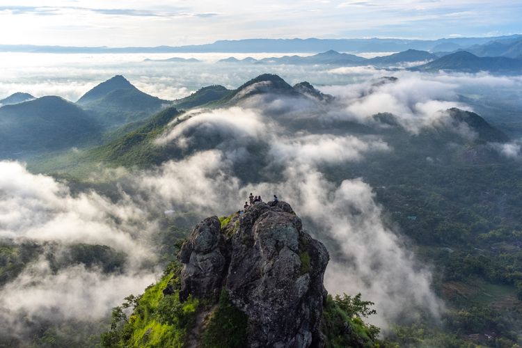 1. Jembatan Kaca Waduk Gajah Mungkur, 2. Telaga Claket, 3. Candi Muncar, 4. Bukit Dewa-Dewi, 5. Soko Langit, 6. Goa Resi, 7. Air Terjun Girimanik, 8. Bukit Cumbri, 9. Istana Parnaraya, 10. Pantai Nampu, 11. Pantai Klotok