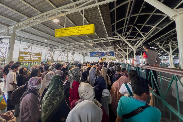 libur Natal, Pengalaman Naik KRL Solo-Yogya Saat Libur Natal, Siapkan Kekuatan Kaki, Sempat lega karena KRL cukup lengang dari Solo, KRL Solo-Yogya makin penuh, Tetap berdiri saat kembali dari Yogyakarta, Penumpang pria yang sehat, kemungkinan besar berdiri