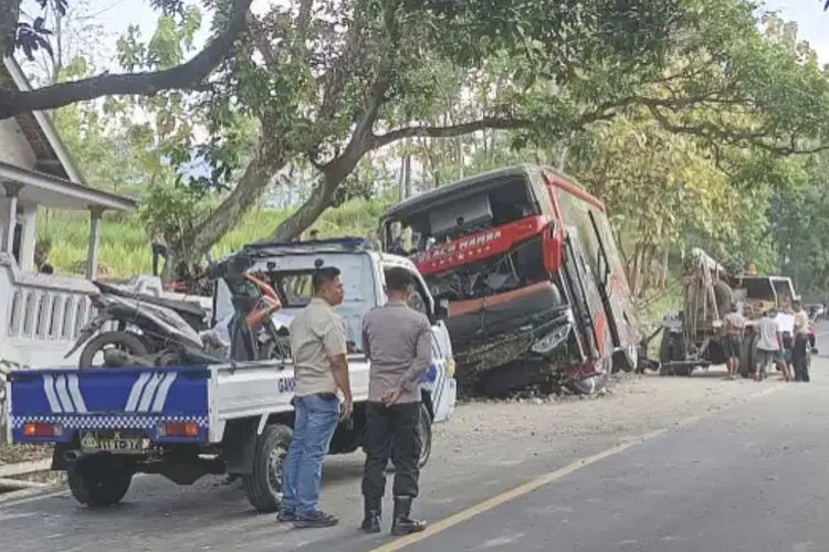 kecelakaan bus, bus terguling, sopir bus, bus terbalik, Kecelakaan Bus di Exit Tol Pemalang Harus Jadi Pembelajaran Semua Pihak