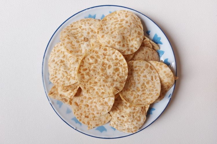 resep keripik tempe biar renyah, resep keripik tempe renyah tahan lama, resep keripik tempe, resep keripik tempe tepung beras, Resep Keripik Tempe Tanpa Pengawet, Renyah Berbulan-bulan Pakai 1 Tepung, Cara Membuat Keripik Tempe Renyah Tanpa Pengawet, Tips Bikin Keripik Tempe Tetap Garing Lama, Kenapa Harus Tepung Beras?, Tips Penyimpanan Keripik Tempe agar Awet Sebulan
