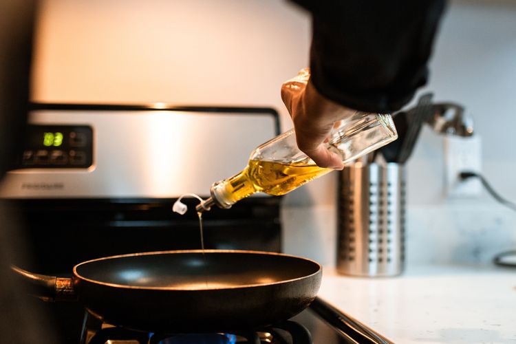 Minyak goreng bekas, minyak goreng bekas, limbah dapur, cara buang minyak goreng, tips dapur bersih, Minyak Bekas Bikin Saluran Air Mampet, Ini 6 Cara Buang yang Benar, Gunakan Ulang Jika Masih Layak, Buang ke Wadah Sekali Pakai, Dinginkan hingga Mengeras, Campur dengan Bahan Penyerap, Gunakan Sistem Pembuangan Lemak, Daur Ulang Menjadi Biodiesel