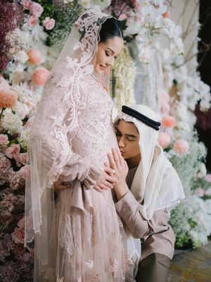 Al Ghazali, Alyssa Daguise, 7 Style Alyssa Daguise saat Tasyakuran 4 Bulan Kehamilan, Anggun Bernuansa Pastel, 1. Busana pastel dengan siluet mengalir, 2. Detail renda yang mempermanis tampilan, 3. Veil tipis yang memberi kesan syahdu, 4. Riasan natural dengan hasil akhir glowing, 5. Rambut ditata simpel dan rapi, 6. Aksesori minimalis yang elegan, 7. Tampil serasi bersama Al Ghazali