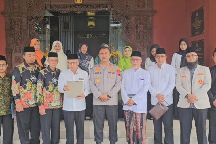 bupati pati, bupati pati sudewo, Sudewo, bupati Pati didemo warga, Ini Jadwal Bupati Sudewo yang Akan Sambangi Aksi Demo 13 Agustus di Alun-Alun Pati, Bupati Sudewo Bantah Isu Pergi Umrah, Kebijakan Bermasalah Dicabut, Demo Tetap Berlangsung, Tokoh Agama Dorong Bupati Meminta Maaf dan Introspeksi, Tuntutan Aliansi Masyarakat Pati Bersatu
