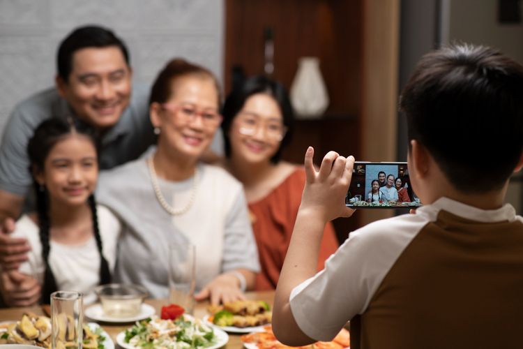 empati, tips parenting, tips parenting anak, mengajarkan empati pada anak, cara mengajarkan empati pada anak, empati pada anak usia dini, empati pada anak, mendidik anak agar tidak egois, Cara Bekali Anak dengan Empati agar Tahan Pengaruh Lingkungan, Fondasi empati dimulai dari keluarga, Bekali anak dengan nilai-nilai keluarga, Ajak anak berdiskusi, Perkuat dengan pujian