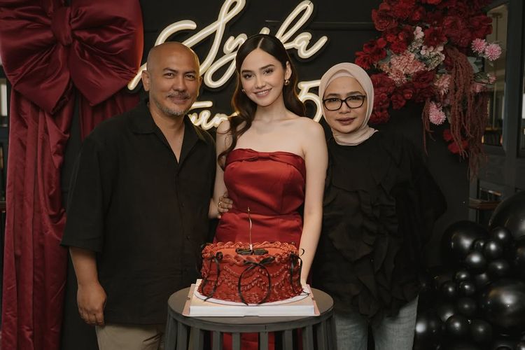 Syifa Hadju, gaya Syifa Hadju, Gaya Syifa Hadju, El Rumi, syifa hadju ulang tahun, gaya syifa hadju, busana syifa hadju, syifa hadju dan el rumi, makeup syifa hadju, Gaya Syifa Hadju Rayakan Ulang Tahun ke-25, Pakai Gaun Merah, 1. Gaun merah strapless, 2. High heels hitam, 3. Gaya rambut dan makeup, 4. Anting minimalis, 5. Dekorasi serba merah