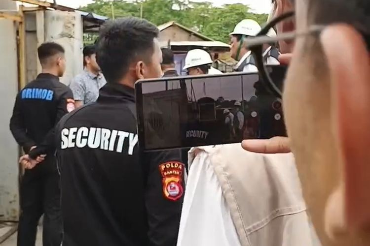 serang, wartawan dikeroyok, KLH segel KEK Lido, pabrik di Serang impor limbah B3, KLH dikeroyok saat liputan, Alasan Cari Makan, Satpam dan Ormas Keroyok Wartawan di Serang, Dua Anggota Brimob Ikut Diperiksa, Wartawan Diserang Saat Sidak KLH, Anggota Brimob Turut Terperiksa, Pelaku Aniaya Wartawan karena Takut Kehilangan Lapak, KLH Segel Pabrik