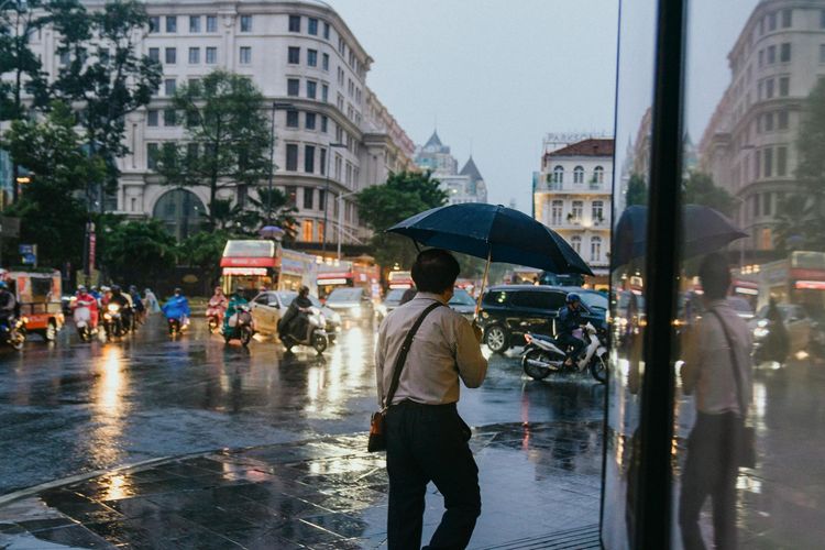 hujan, stres, cemas, petrichor, suara hujan, suara hujan bisa redakan stres, hujan bikin rileks, hujan bikin tenang, kenapa suara hujan bikin tenang, suara hujan bikin tenang, suara hujan redakan stres, Suara Hujan untuk Redakan Stres dan Cemas, Mitos atau Fakta?, Benarkah suara hujan bisa meredakan stres dan cemas?, Kaitan suara hujan dengan meditasi dan relaksasi, Suara hujan dan aroma hujan yang menenangkan, Peran ion negatif dari hujan