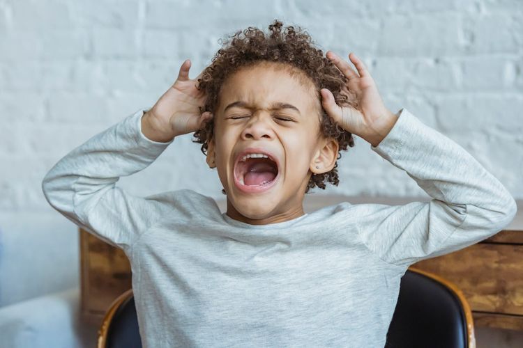 6 Cara Mengajarkan Anak Mengelola Amarah Sejak Dini, 1. Validasi dan terima perasaan si kecil, 2. Ajarkan anak mengungkapkan emosi lewat kata-kata, 3. Tawarkan solusi dan kompromi yang positif, 4. Ambil jeda sebelum memberikan respons, 5. Ajak anak ke tempat yang lebih tenang, 6. Tetapkan batasan yang tegas terhadap perilaku agresif