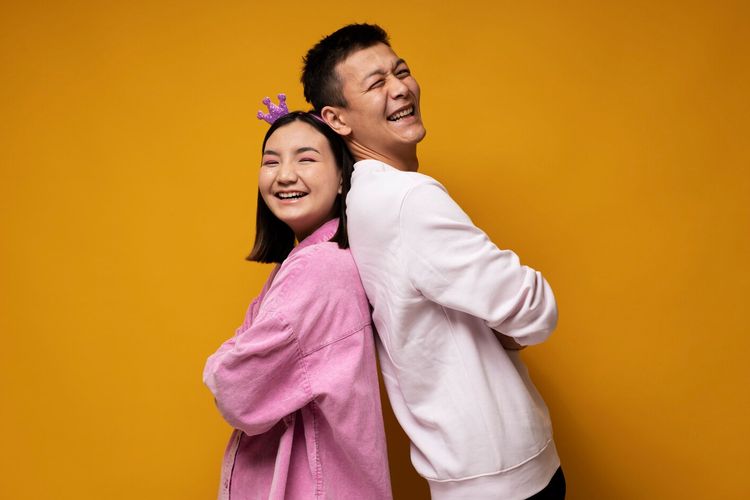 zodiak, Aries Cocok dengan Zodiak Apa? Ini 6 Pasangan yang Pas Menurut Astrolog, 1. Aries dan Aries, cenderung saling jujur, 2. Aries dan Leo, energik dan saling percaya, 3. Aries dan Sagittarius, suka berpetualang, 4. Aries dan Gemini, komunikasi sehat, 5. Aries dan Libra, penuh energi dan elegan, 6. Aries dan Aquarius, mengejar mimpi bersama