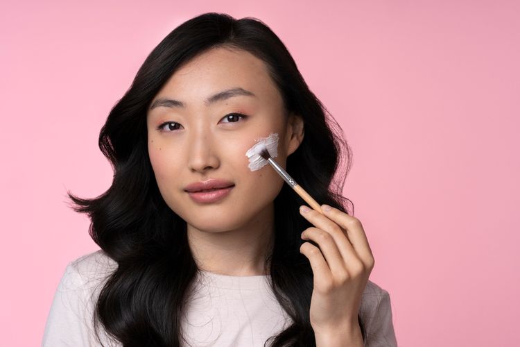 concealer, cara memakai concealer untuk menutupi flek hitam, concealer cara pakainya gimana, cara pakai concealer, titik pemakaian concealer, titik penggunaan concealer, 6 Titik Pemakaian Concealer agar Wajah Lebih Lifted dan Awet Muda, 1. Sudut mulut, 2. Bawah tulang pipi, 3. Kelopak mata, 4. Batang hidung, 5. Bawah ujung alis, 6. Telinga