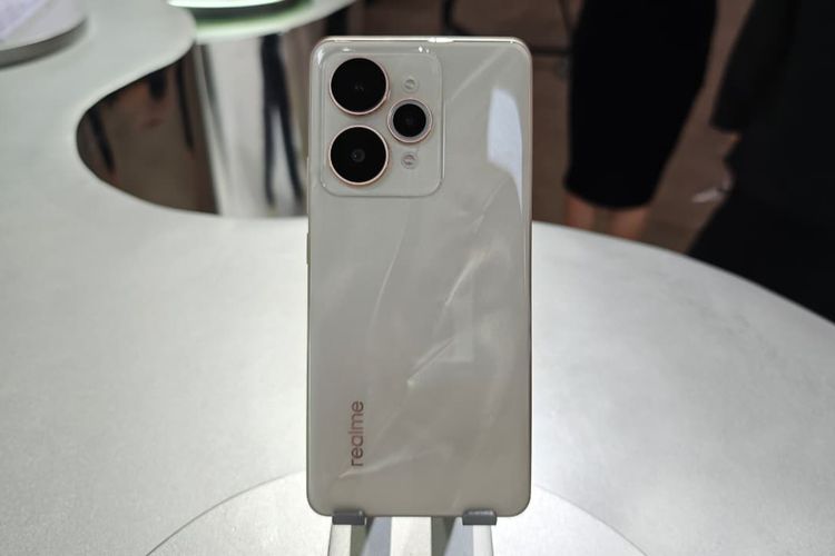 Smartphone, realme, Realme 15, Realme 15 pro, spesifikasi Realme 15 Pro, Hands-on Realme 15 Pro, HP Baterai 7.000 mAh yang Tipis dan Enteng, Elegan depan dan belakang, Baterai jumbo bobot enteng, Spesifikasi Realme 15 Pro, Harga Realme 15 Pro di Indonesia