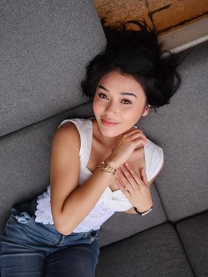 Lula Lahfah, Lula Lahfah Meninggal Dunia, Kenang 5 Penampilannya dengan Gaya Casual Chic, 1. Serba putih yang anggun, 2. Gaya santai di kafe, 3. Sentuhan pattern untuk tampilan malam, 4. Perpaduan preppy dengan rompi, 5. "Sleek black" yang berani