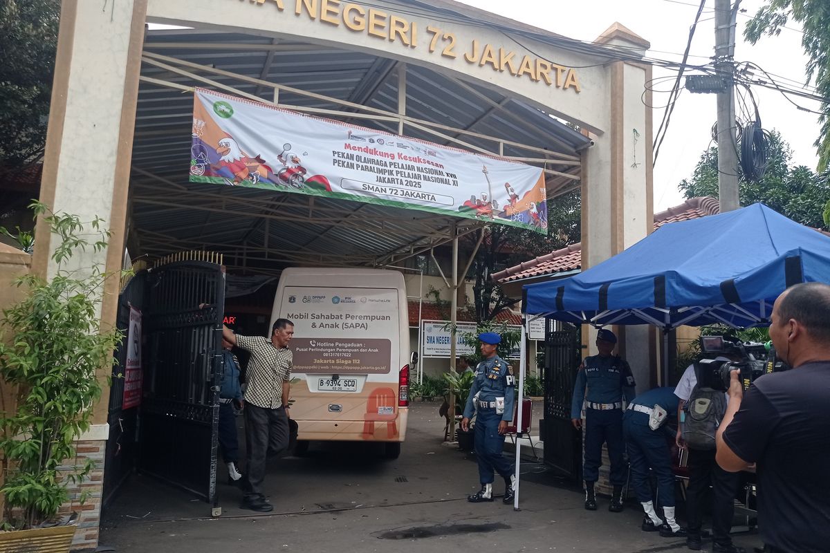 bullying, korban bullying, bullying di sekolah, sman 72 jakarta utara, ledakan SMAN 72 Jakarta Utara, anak korban bullying, anak jadi korban bullying, Belajar dari Ledakan di SMAN 72 Jakarta, Ini 5 Cara Orangtua Dampingi Anak Korban Bullying, 1. Dengarkan anak tanpa menghakimi, 2. Tunjukkan empati dan pastikan anak tidak merasa sendirian, 3. Ajarkan cara mengelola emosi dengan positif, 4. Libatkan pihak sekolah dan profesional, 5. Bantu anak membangun kembali rasa percaya diri