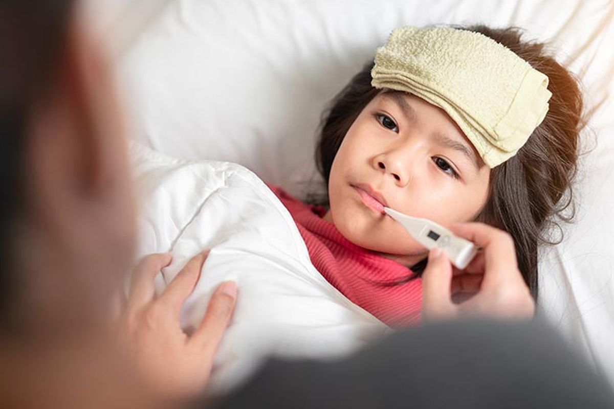 obat diare, obat demam, oximeter, pencegahan anak sakit, pertolongan pertama anak sakit, perlengkapan medis anak, pertolongan pertama anak, obat anak di rumah, 5 Perlengkapan Medis yang Wajib Ada di Rumah Saat Anak Mendadak Sakit, 1. Obat penurun panas, 2. Obat alergi, 3. Obat untuk diare, 4. Alat pengukur saturasi oksigen, 5. Termometer