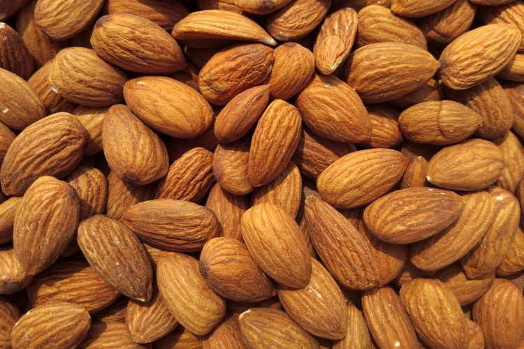 blender, Makanan yang jangan diblender, Hati-hati! 6 Jenis Makanan Ini Jangan Dimasukkan ke Blender, 1. Makanan atau cairan panas, 2. Biji kopi, 3. Es batu, 4. Buah kering, 5. Kacang utuh, 6. Kentang