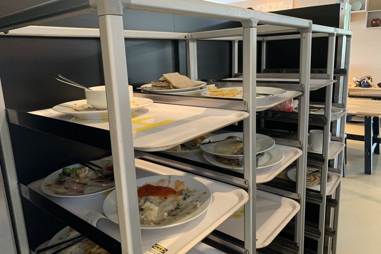 Cara Pesan Makanan di Restoran IKEA untuk Pemula, Ini Tipsnya, 1. Ambil troli dan baki makanan, 2. Pilih menu yang ingin disantap, 3. Ambil minuman sendiri dan bebas isi ulang, 4. Bayar di kasir, 5. Ambil peralatan makan dan cari meja kosong, 6. Nikmati makanan dan rapikan piring kotor