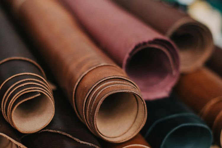 fashion, Mengenal Jenis-jenis Kulit yang Dipakai Produk Fashion, 1. Full Grain Leather, 2. Top Grain Leather, 3. Genuine Leather, 4. Synthetic/Faux Leather