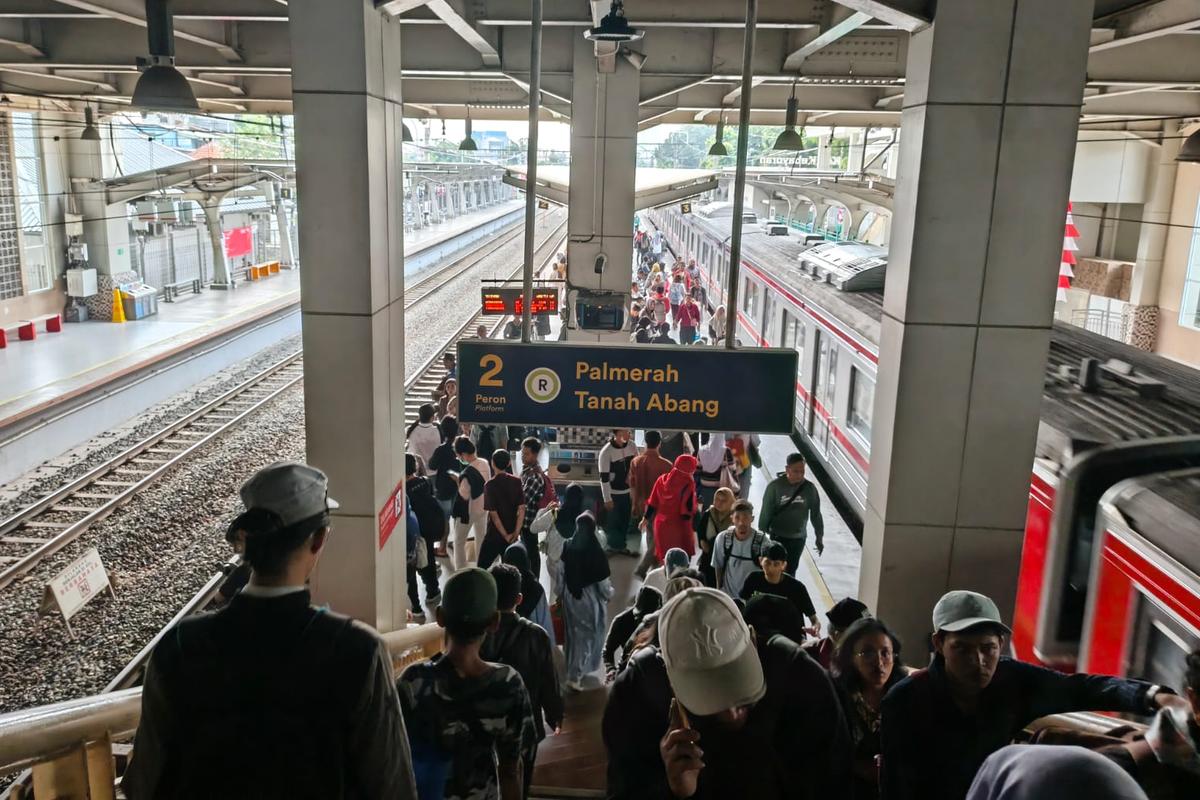 palmerah, KAI Commuter, demo dpr hari ini, Demo DPR Hari Ini Picu Gangguan Transportasi, Pemerintah Minta Maaf
