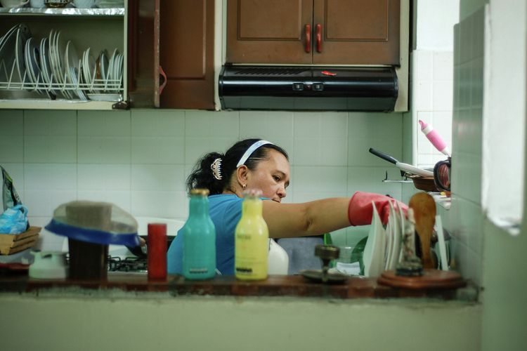 halodoc, ibu rumah tangga, YouGov, caregiver, kesehatan ibu, kesehatan mental ibu, kesehatan mental ibu rumah tangga, beban ibu rumah tangga, stres ibu rumah tangga, beban ibu, stres ibu, caregiving, 78 Persen Ibu di Indonesia Tunda Perawatan Diri Demi Keluarga, Mengapa?, Kesehatan ibu masih di urutan terakhir dalam keluarga, Ibu tetap jadi caregiver keluarga meski sedang sakit, Pentingnya layanan kesehatan dan dukungan emosional, Metodologi laporan